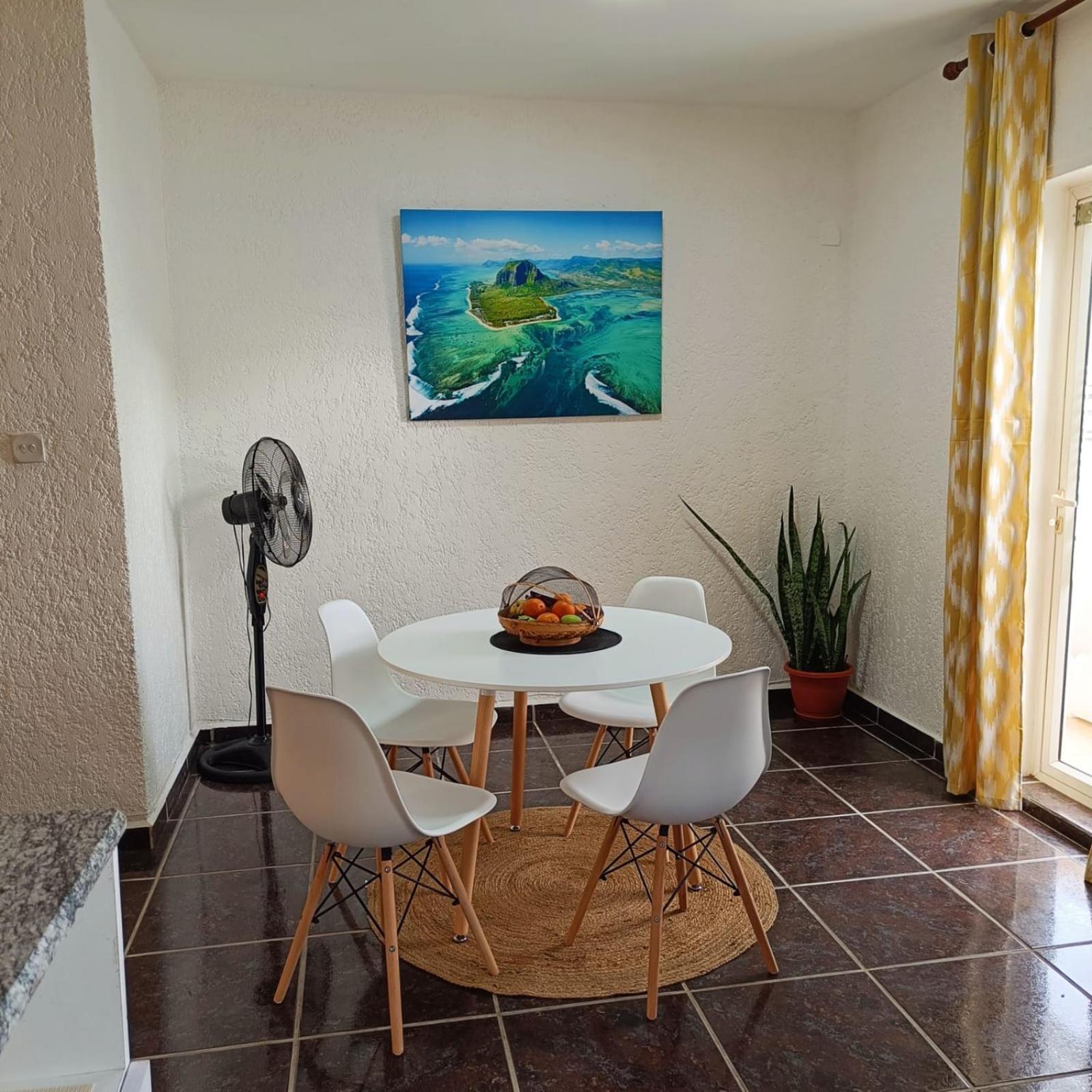 The Coastal Apartment Flic en Flac ภายนอก รูปภาพ